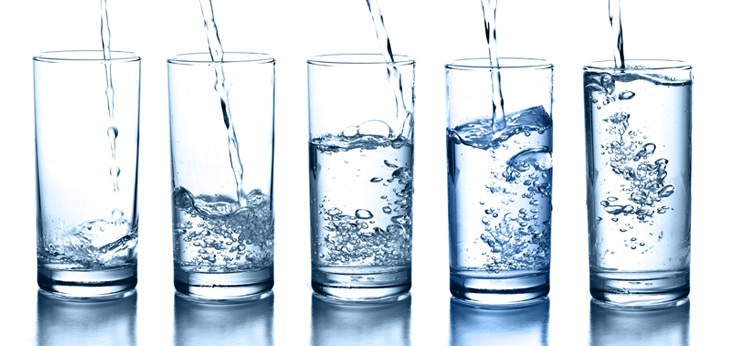 Stile di vita sano con corretta idratazione quotidiana